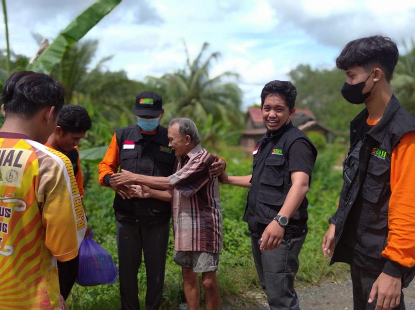 Relawan BMH menyerahkan bantuan keapda Kakek Saukani, salah seorang korban banjir di Kecamatan Pengaron, Kabupaten Banjar, Kalimantan Selatan.