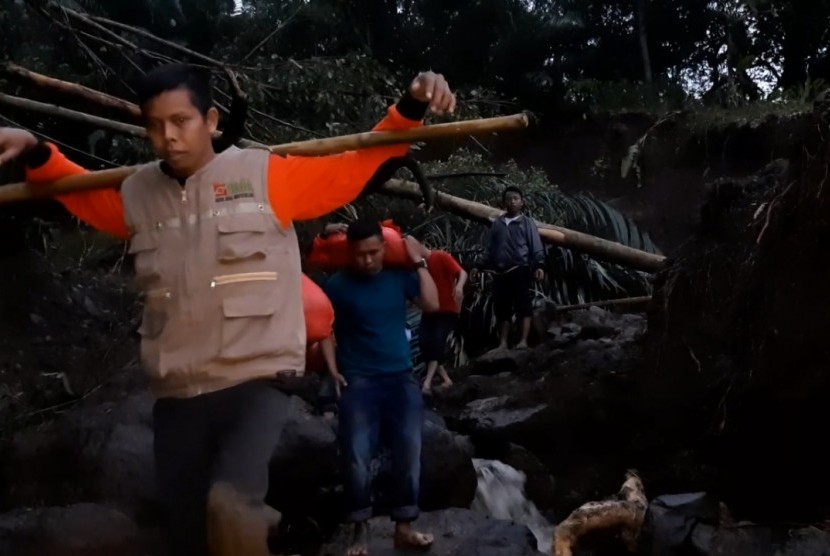 Relawan BMH saat berjalan kaki membawa bantuan untuk korban tanah longsor di Gowa,  Sulawesi Selatan.
