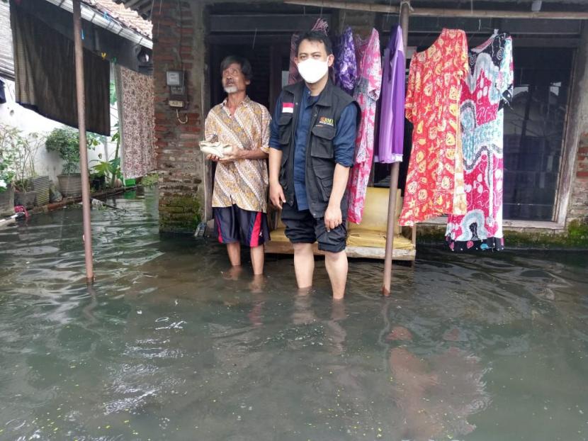 Relawan BMH, SAR Hidayatullah, IMS dan Pemuda Hidayatullah mendirikan posko dan dapur umum di Kelurahan Pasirsari, Pekalongan, Jawa Tengah, untuk membantu warga yang dilanda musibah banjir.