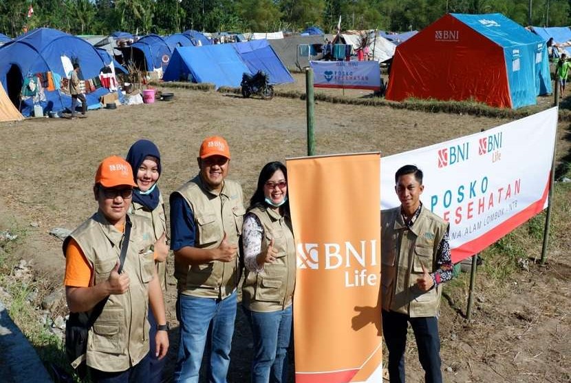 Relawan BNI dan BNI Life di posko kesehatan, Lombok Utara, Nusa Tenggara Barat, Kamis (9/8)