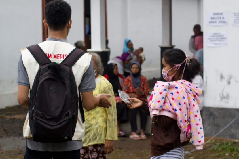 Relawan BSMI DI Yogyakarta terjun membantu penyintas status siaga Gunung Merapi di Barak Pengungsian Glagaharjo, Sleman, DIY.