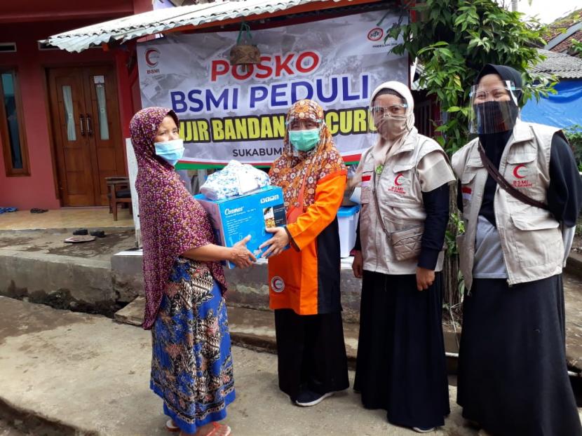 Relawan BSMI ikut membantu korban banjir bandang Sukabumi.