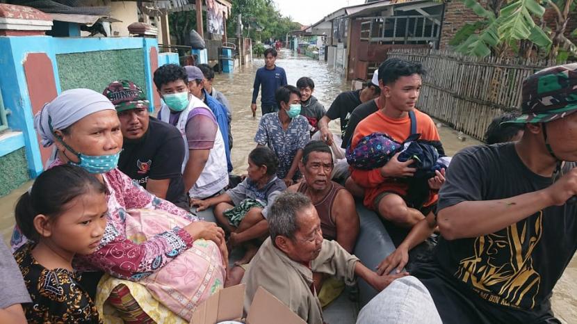 Relawan Bulan Sabit Merah Indonesia (BSMI) mengevakuasi sekitar 300 warga Bekasi terdampak banjir akibat jebolnya tanggul Sungai Citarum, Ahad (21/2).