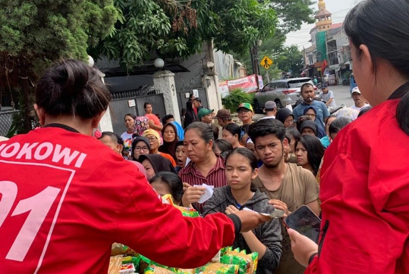 Relawan Bunda Merah Putih (BMP) menggelar bazar murah di Jalan Tebet Barat Raya, Trijaya III, Jakarta Selatan, Ahad (31/3). 