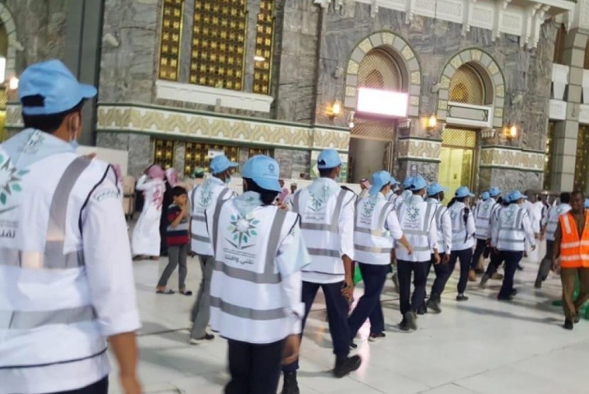 Relawan dan ribuan petugas dikerahkah untuk melayani jamaah di Masjidil Haram.