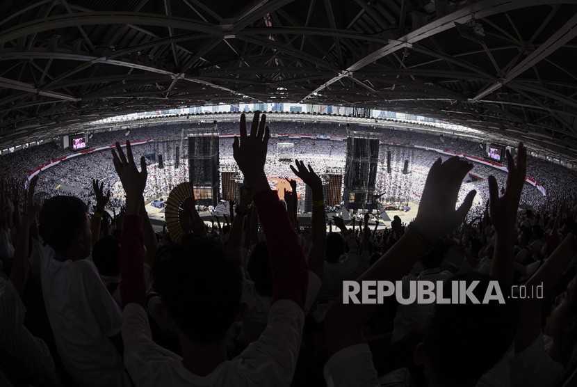 Relawan dan simpatisan menghadiri Kampanye Akbar Pasangan Capres-Cawapres Nomor urut 01 Joko Widodo (Jokowi) - Ma'ruf Amin di Gelora Bung Karno, Jakarta, Sabtu (13/4/2019). 