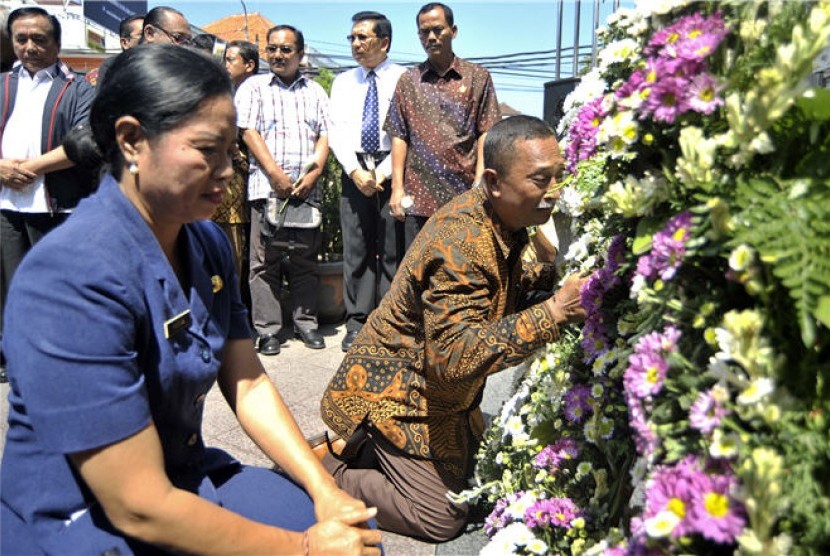 Relawan dan tokoh masyarakat meletakkan karangan bunga di Monumen Bom Bali, Legian, Kuta, Bali, Selasa (9/10). 