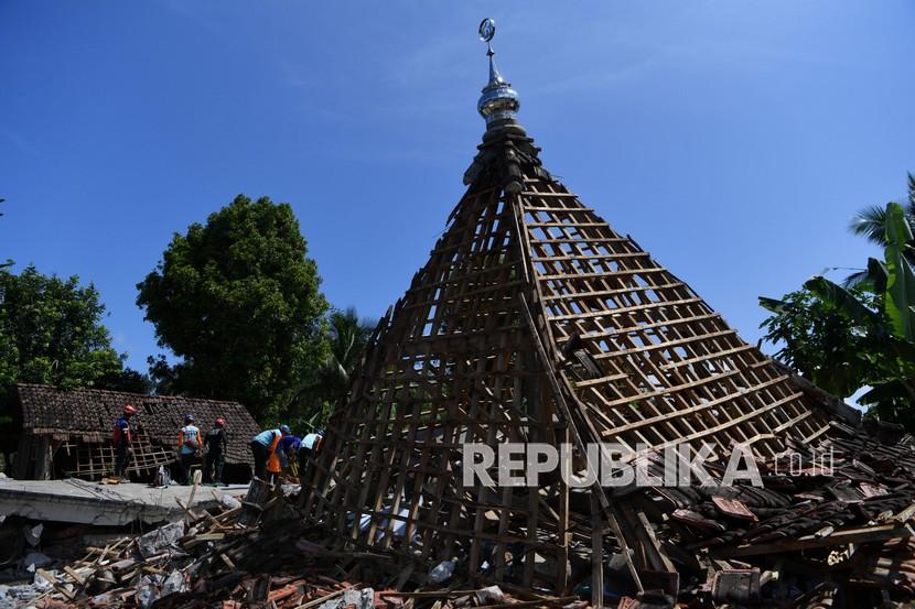 Relawan dan warga berusaha merubuhkan sebuah masjid yang rusak akibat gempa di Desa Kaliuling, Lumajang, Jawa Timur, Senin (12/4/2021). Warga mulai merubuhkan bangunannya yang rusak akibat gempa yang terjadi pada Sabtu (10/4) untuk mengantisipasi jatuhnya reruntuhan pascagempa. 