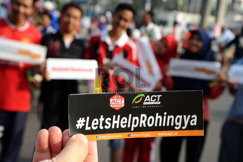 Relawan dari Aksi Cepat Tanggap melakukan aksi solidaritas saat pelaksanaan Car Free Day di Jakarta, Ahad (17/5).  (Republika/Tahta Aidilla)