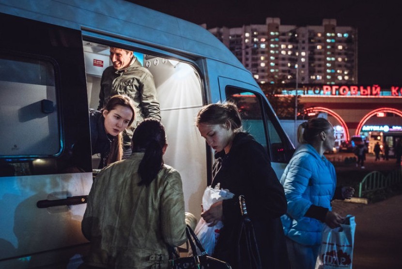 Relawan dari Andrey Rylkov Foundation membagikan jarum suntik, kondom dan peralatan lain dari sebuah truk di Moskow, Rusia.