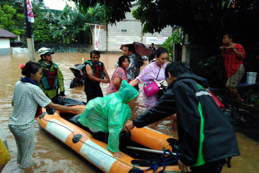 Relawan DD melakukan evakuasi banjir Jakarta (Ilustrasi)