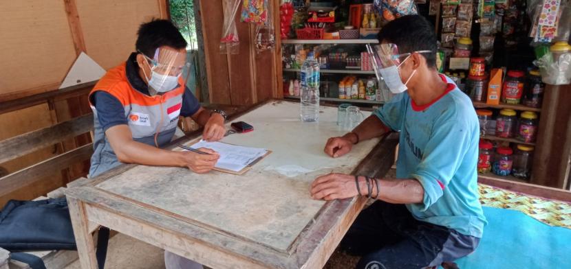 Relawan Desa Berdaya Cikeusik melakukan survey terhadap beberapa pelaku usaha yang tergabung dalam Badan Usaha Milik Masyarakat (BUMMas) Berkah Bersama di Desa Berdaya Cikeusik, Selasa (16/11)