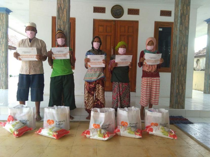 Relawan Desa Berdaya Jambak telah menyalurkan 5 paket Bingkisan Lebaran Keluarga (BLK) untuk keluarga yang kurang mampu di Desa Berdaya Jambak, Kecamatan Cikedung, Kabupaten Indramayu, pada Kamis (29/4).