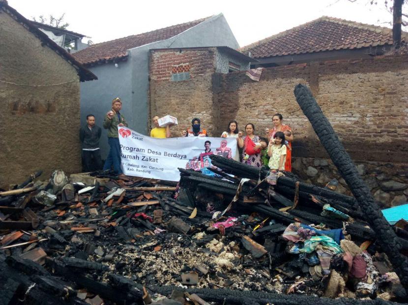 Relawan Desa Berdaya Rumah Zakat Cikalong, Kecamatan Cimaung mengunjungi lokasi kebakaran yang berada di Kampung Babakan, Desa Cimaung pada Rabu (21/10). Diketahui kebakaran yang terjadi pada tanggal 14 Oktober lalu menghanguskan 3 rumah yang dihuni oleh 4 keluarga.