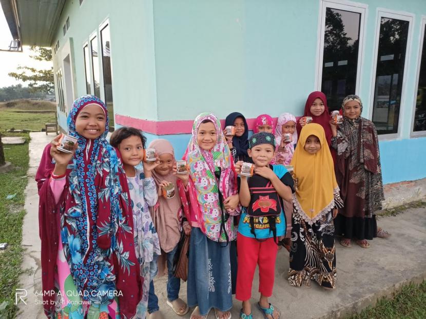 Relawan Desa Berdaya Rumah Zakat Desa Naposi, Kecamatan Onembute, Kabupaten Konawe Sulawesi Tenggara menyalurkan 45 paket Superqurban kepada 22 penerima manfaat di Desa tersebut pada Selasa (08/6).