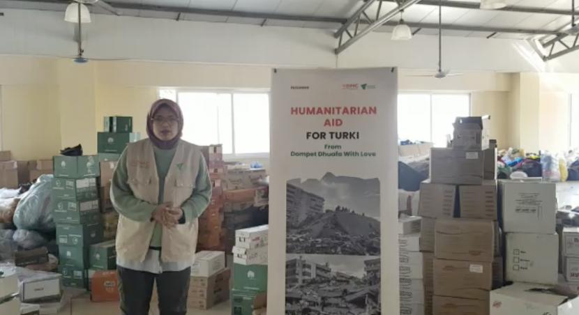 Relawan Dompet Dhuafa Andi Noor Faradiba saat melakukan pendistribusian bantuan kepada korban gempa di Turki.