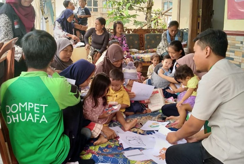 Relawan Dompet Dhuafa memberi materi kesehatan bagi ibu dan anak di Desa Suro Purwokerto, Jawa tengah (11/2)