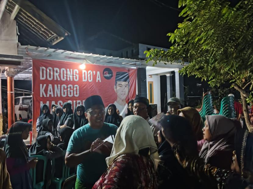 Relawan Dulur Gibran Indramayu menggelar Dorong Doa Kanggo Mas Gibran, Jumat (6/10/2023) malam. 
