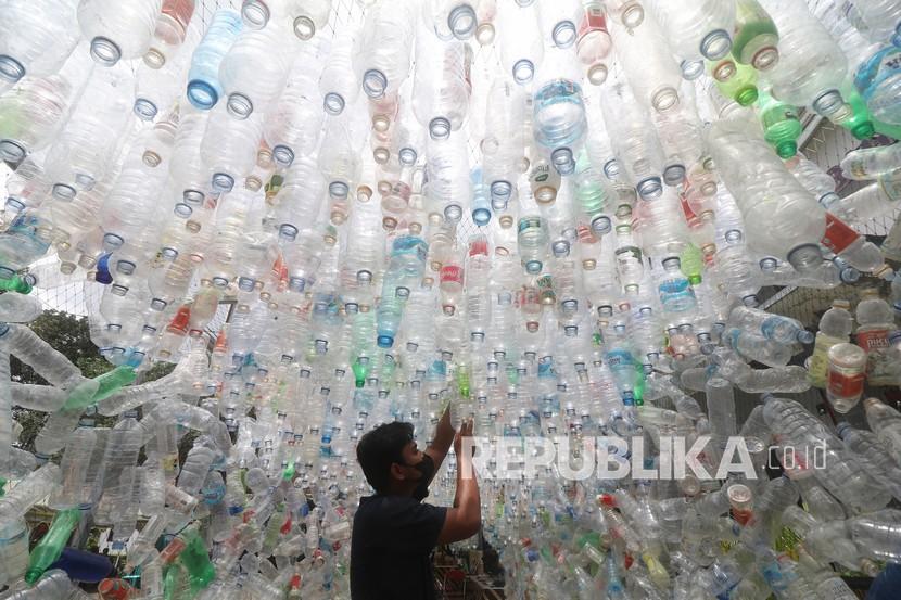 Relawan Ecological Observation and Wetlands Conservation (Ecoton) mengaitkan botol plastik bekas saat pembuatan instalasi gua plastik di Kelurahan Tempurejo, Kota Kediri, Jawa Timur. Dalam rangka memperingati Hari Isi Ulang Sedunia yang jatuh pada 16 Juni 2022, Greenpeace mengajak masyarakat untuk mengawali kehidupan berkelanjutan yang dimulai dari pemakaian wadah atau kemasan guna ulang dan isi ulang dalam kehidupan sehari-hari.  Selain itu, organisasi lingkungan ini juga mengajak masayarakat untuk turut meminta produsen agar segera beralih ke produk refil dan reuse serta membuka peta jalan pengurangan sampah mereka ke publik.