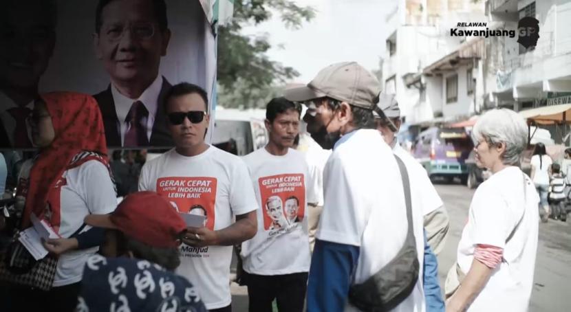 Relawan Ganjar-Mahfud, KawanJuang GP menggelar bakti sosial dengan pemeriksaan kesehatan gratis dan tebus sembako murah untuk sopir angkot di Bandung, Ahad (7/1/2024).