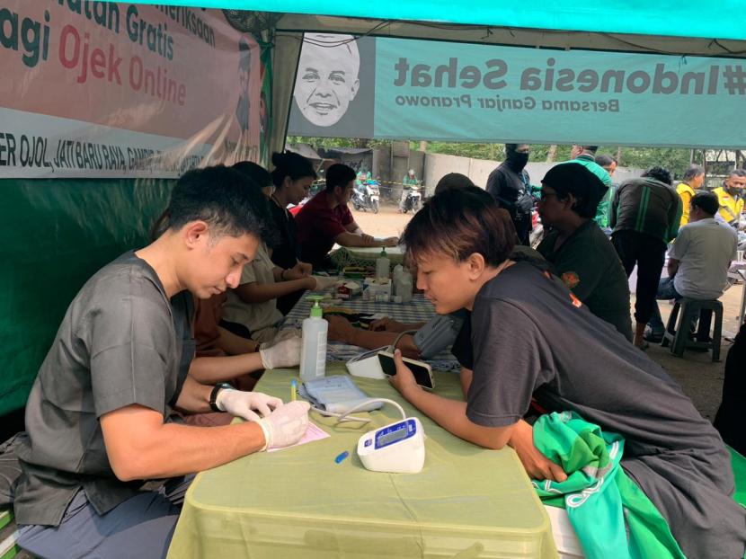 Relawan Ganjar Pranowo, yang tergabung dalam Kawan Juang Ganjar Pranowo, menggelar baksos layanan kesehatan gratis bagi pengemudi ojek daring, Ahad (15/10/2023).