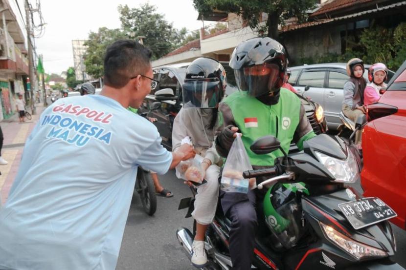 Relawan Gaspoll Bro DIY membagikan susu, roti, dan bubur kacang hijau ke pengguna jalan di Jalan Bungur, Kota Yogyakarta.