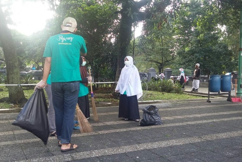 Relawan Gemas gelar aksi bersih-bersih di Kawasan Masjid Pusdai, Bandung, Jawa Barat.