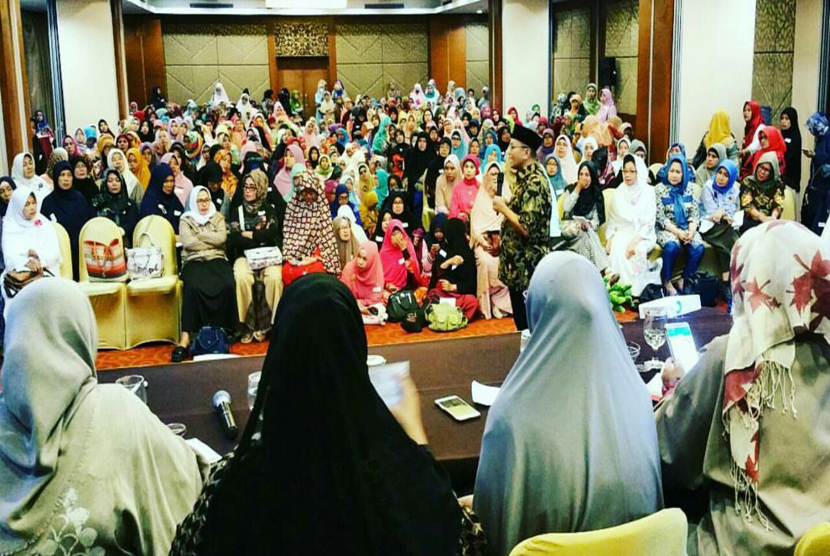 Relawan Gerakan Muslimah Memilih Pemimpin (GMMP) siap memantau proses pemungutan dan penghitungan suara Pilkada DKI Jakarta.