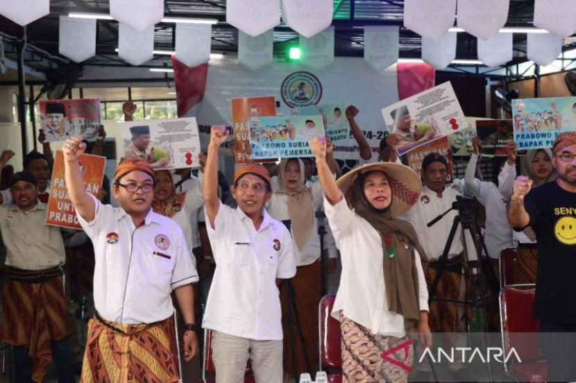 Relawan Gerakan Pro Prabowo Bersatu (GP Prabu) dari Jawa Tengah mendeklarasikan dukungan untuk Ketua Umum Partai Gerindra Prabowo Subianto di Rumah Besar Relawan 08 Prabowo, Jakarta, Selasa (1/8/2023). 