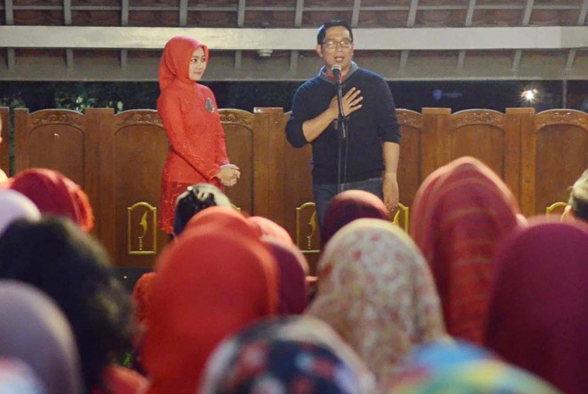 Wali Kota Bandung Ridwan Kamil di dampingi istrinya Atalia Praratya memimpin pembentukan relawan ibu-ibu 'Komunitas Binangkit Menuju Bandung Raresik, Senin (27/4) malam. (Republika/Edi Yusuf)