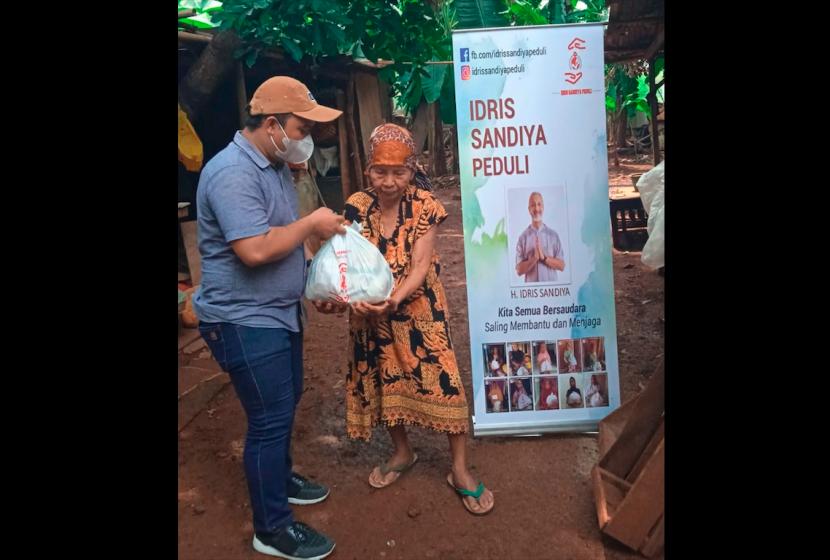 Relawan Idris Sandiya Peduli menyerahkan bantuan Sembako kepada warga Bekasi Selatan.