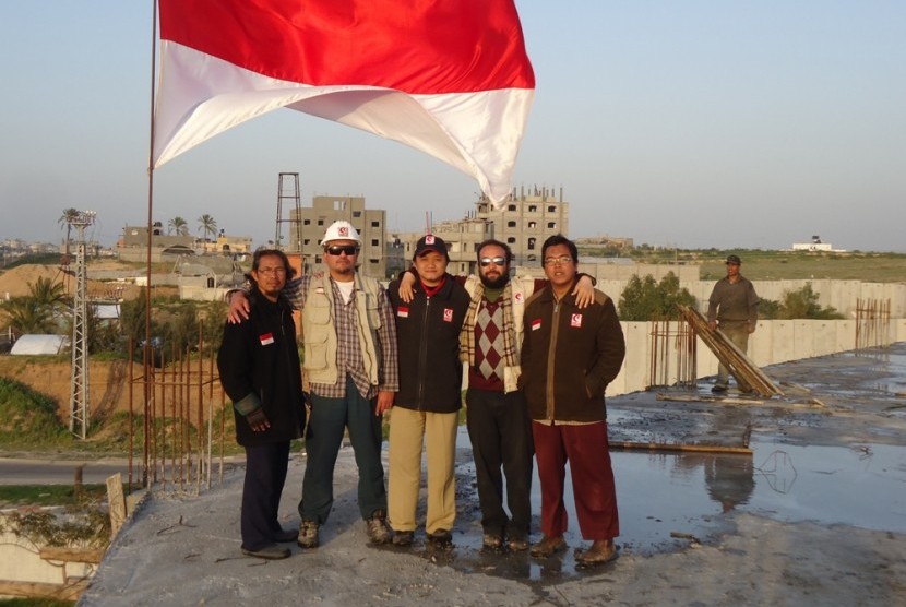 Relawan Indonesia bersama Relawan Gaza di atas bangunan RS Indonesia