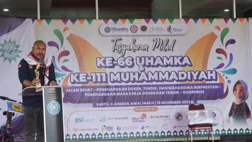 Relawan Indonesia di Palestina, Abdillah Onim atau Bang Onim saat berbicara pada acara Milad ke-66 Universitas Muhammadiyah Prof Dr Hamka (Uhamka), Sabtu (18/11/2023). 