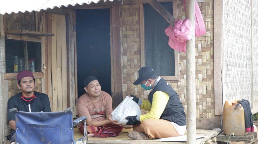 Relawan Inisiatif Zakat Indonesia (IZI) memberikan bantuan kepada warga dhuafa, belum lama ini. 