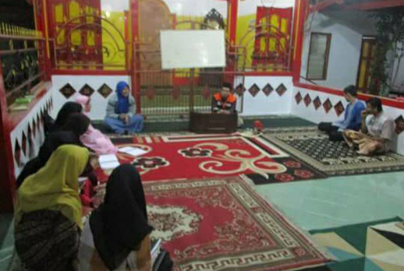 Relawan Inspirasi menggelar acara Padepokan Remaja untuk menanamkan nilai-nilai Islami pada remaja Mangunsari.