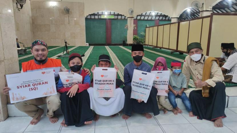 Relawan inspirasi Rumah Zakat menunaikan amanah donatur dengan menyalurkan paket Syiar Quran ke Masjid Darul Huda Desa Dangin Puri Klod, Kecamatan Denpasar Timur, Denpasar.