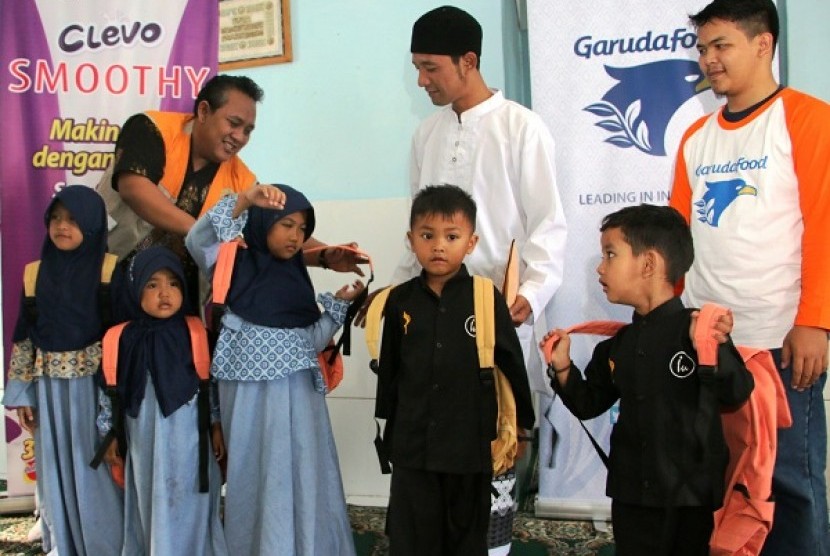 Relawan internal GarudaFood Sehati bersama perwakilan CLEVO SMOOTHY, menyalurkan donasi berupa uang tunai dan perlengkapan Sekolah kepada anak binaan Panti Yatim Griya Dhuafa di Rancaekek (28/7).