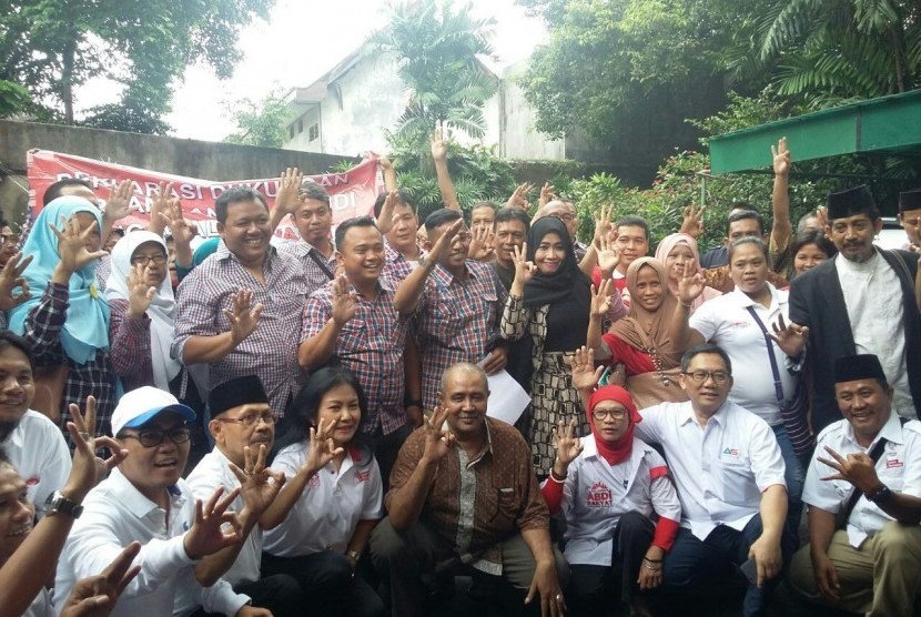 Relawan 'Jokowi Cinta Persatuan Indonesia' menyatakan deklarasi dukungan terhadap pasangan Anies Baswedan-Sandiaga Uno di Rumah Perubahan Ali Sadikin, Jl Borobudur, Pesanggrahan, Menteng, Jakarta Pusat, Jumat (10/2).