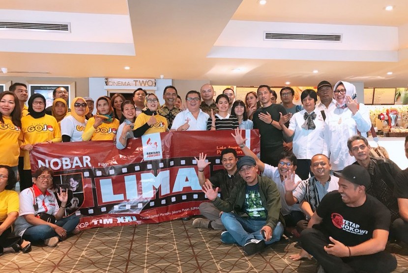 Relawan Jokowi gelar nobar film LIMA. 