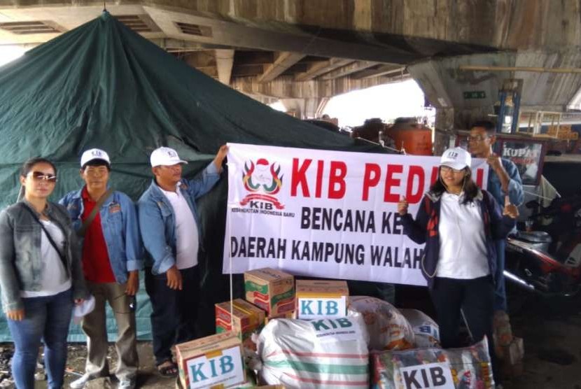  Relawan Jokowi, Kebangkitan Indonesia Baru (KIB) memberi bantuan kepada korban kebakaran di kawasan Ancol Jakarta Utara