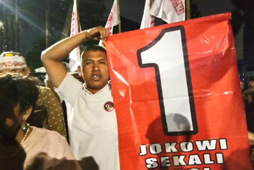 Relawan Jokowi-Ma'ruf meneriakkan yel-yel pasca KPU menetapkan pasangan yang mereka dukung mendapat nomor urut satu. 