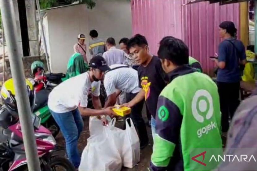 Relawan KawanJuang GP membagikan paket makan siang kepada masyarakat di Jakarta, Rabu (1/11/2023).