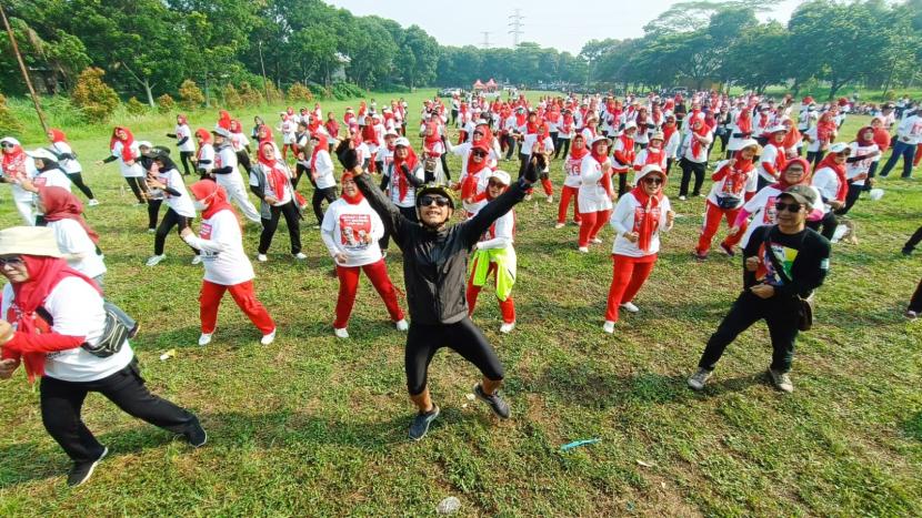 Relawan KawanJuang GP menggelar olahraga gerak jalan dan senam bersama untuk memeringati Hari Ibu, di Arcamanik, Bandung Timur, Ahad (24/12/2023).