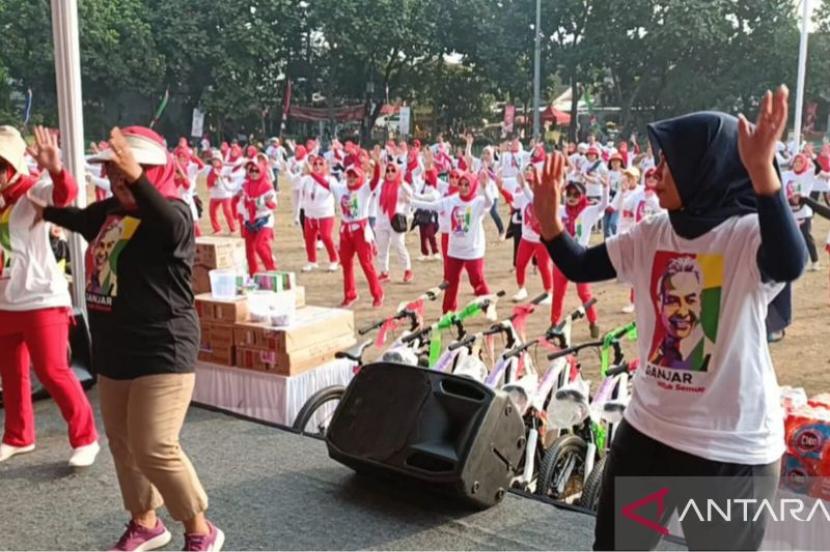 Relawan KawanJuangGP melakukan senam poco-poco di Lapangan Gasmin di Antapani, Bandung pada Sabtu (9/9/2023).