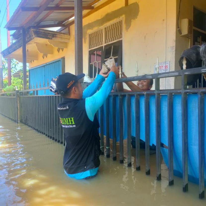 Relawan kemanusiaan BMH menyalurkan bantuan kepada korban banjir Sangatta, Kalimantan Timur.