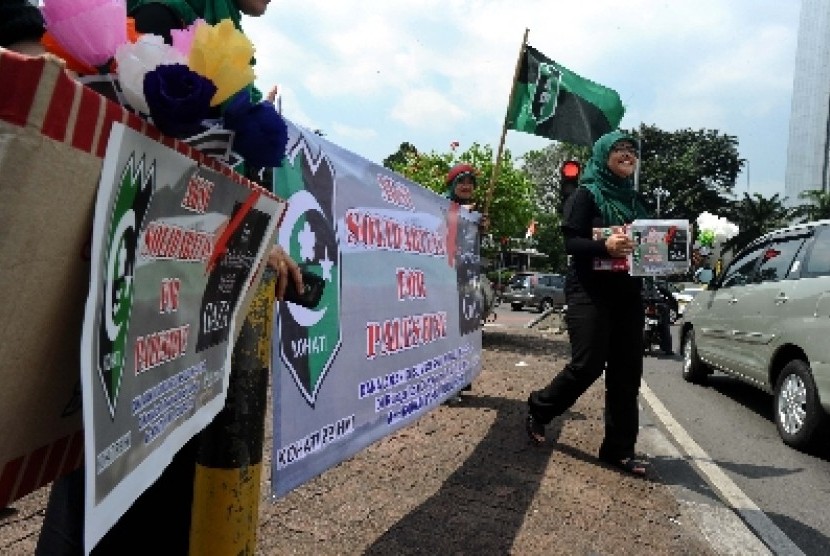  Relawan Kohati meminta sumbangan dana kepada penguna jalan di Bundaran HI,Jakarta,Selasa (15/7). Pengalanggan dana akan diberikan kepada warga Palestina yang disalurkan melalui lembaga kemanusiaan Mer-C.