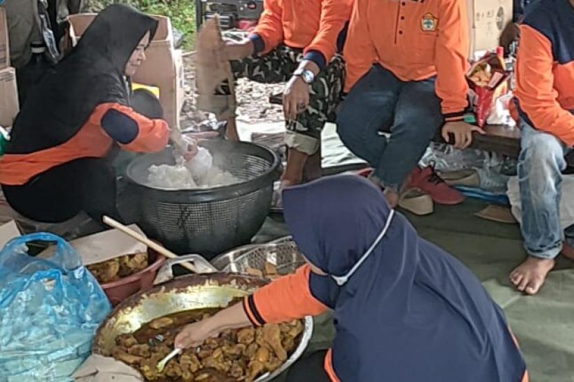 Relawan membuka posko untuk membantu korban gempa Cianjur di Cugenang, Cianjur. BNPB memberikan apresiasi kepada 7.744 personel relawan penanganan gempa Cianjur.