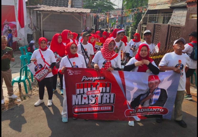 Relawan Kota Bekasi Keren, yang merupakan relawan pendukung Tri Adhianto di bakal calon wali kota Bekasi Tri Adhianto, menyambut  Hari Ulang Tahun (HUT) ke 79 RI, dengan berkeliling kampung bersama dua grup angklung yang biasa mengamen di wilayah Bekasi.