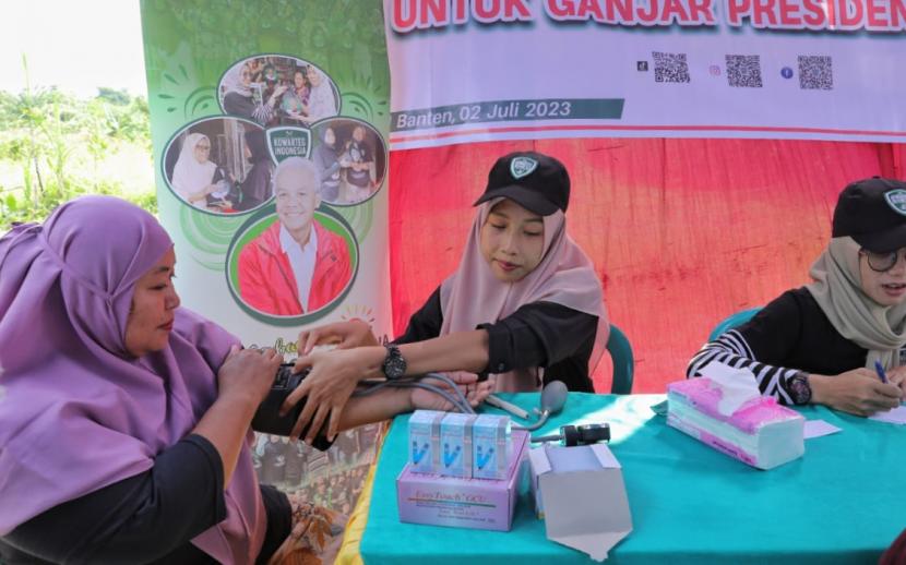 Relawan Kowarteg Indonesia menggelar layanan cek dan konsultasi kesehatan secara gratis di Perumahan Puri Permai, Kelurahan Pasir Nangka, Kecamatan Tigaraksa, Kabupaten Tangerang, Banten.