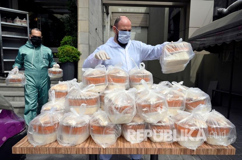 Relawan Lebanon bersiap membagikan lebih dari 400 paket makanan. Lebanon telah melarang ekspor beberapa makanan demi cadangan pangan di tengah meningkatnya invasi Rusia
